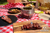 New York y Entrañita Certified Angus Beef® en Fondue Alpina acompañado de Champiñones al ajillo Setas de Cuivá, manzana verde y pan francés.