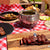 New York y Entrañita Certified Angus Beef® en Fondue Alpina acompañado de Champiñones al ajillo Setas de Cuivá, manzana verde y pan francés.