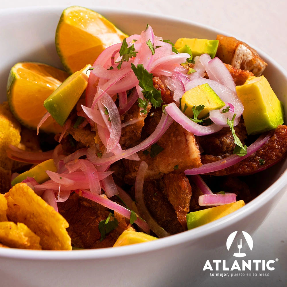CEVICHE DE CHICHARRON CON CEBOLLA ROJA AGUACATE LIMON CHIPS DE PLATANO Y CILANTRO